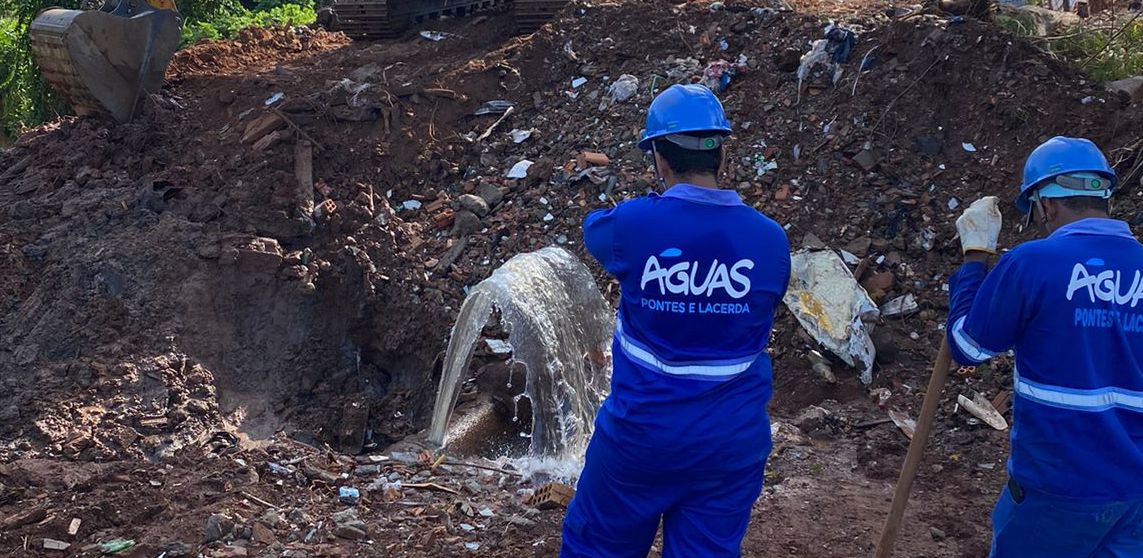 Reparo emergencial em rede adutora na Rua Rio Grande do Sul