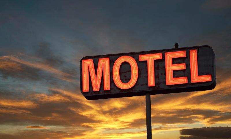 Homem faz live em motel para mostrar espancamento da ex-namorada