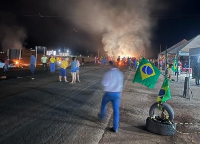 Atos bloqueiam trechos de rodovias na BR-174 em Pontes e Lacerda