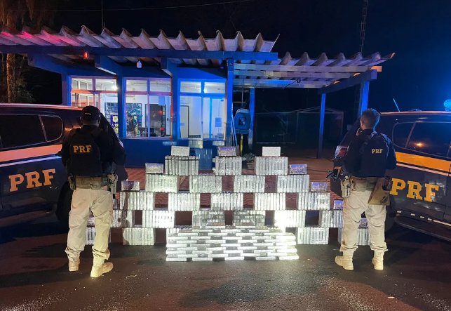 Mais de 300 kg de drogas são apreendidos em caminhão e motorista foge durante abordagem