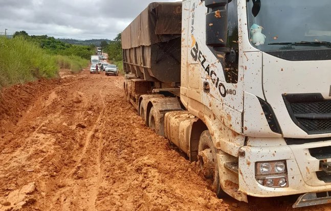 BR-174: Atoleiros dificultam passagem de veículos