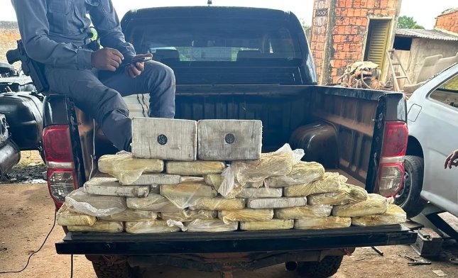 Casal é preso suspeito de transportar 48 kg de cocaína em fundo falso de veículo