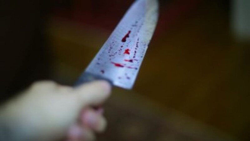 Adolescente de 13 anos esfaqueia própria mãe por ter se negado a fazer jantar