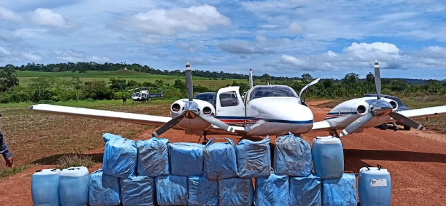 Avião de pequeno porte é apreendido com cerca de 400 kg de drogas em MT