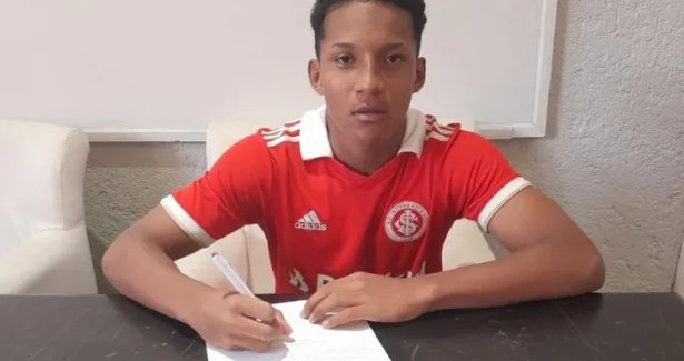 Garoto de Porto Esperidião assina contrato com o gigante do futebol brasileiro; Multa rescisória é de 60 milhões de Euros
