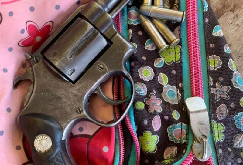 Garota de 12 anos é flagrada com revólver 38 na mochila após tentar furtar farmácia em Cuiabá