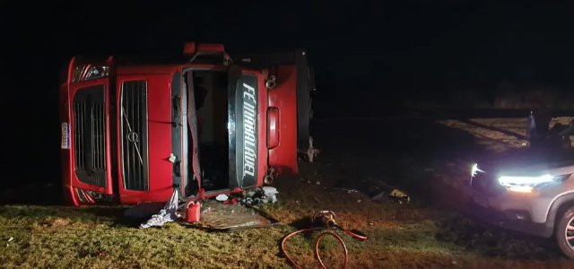 Caminhão de boi tomba e motorista fica preso às ferragens em MT