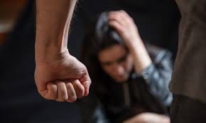 Homem embriagado agride esposa após acusá-la de traição em Pontes e Lacerda