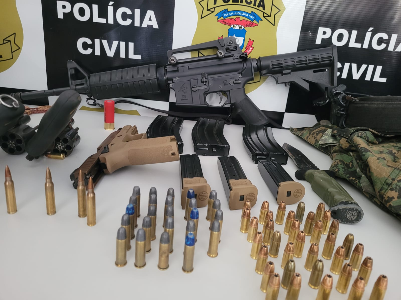 Grupo é preso em flagrante pela Polícia Civil com fuzil e revólveres