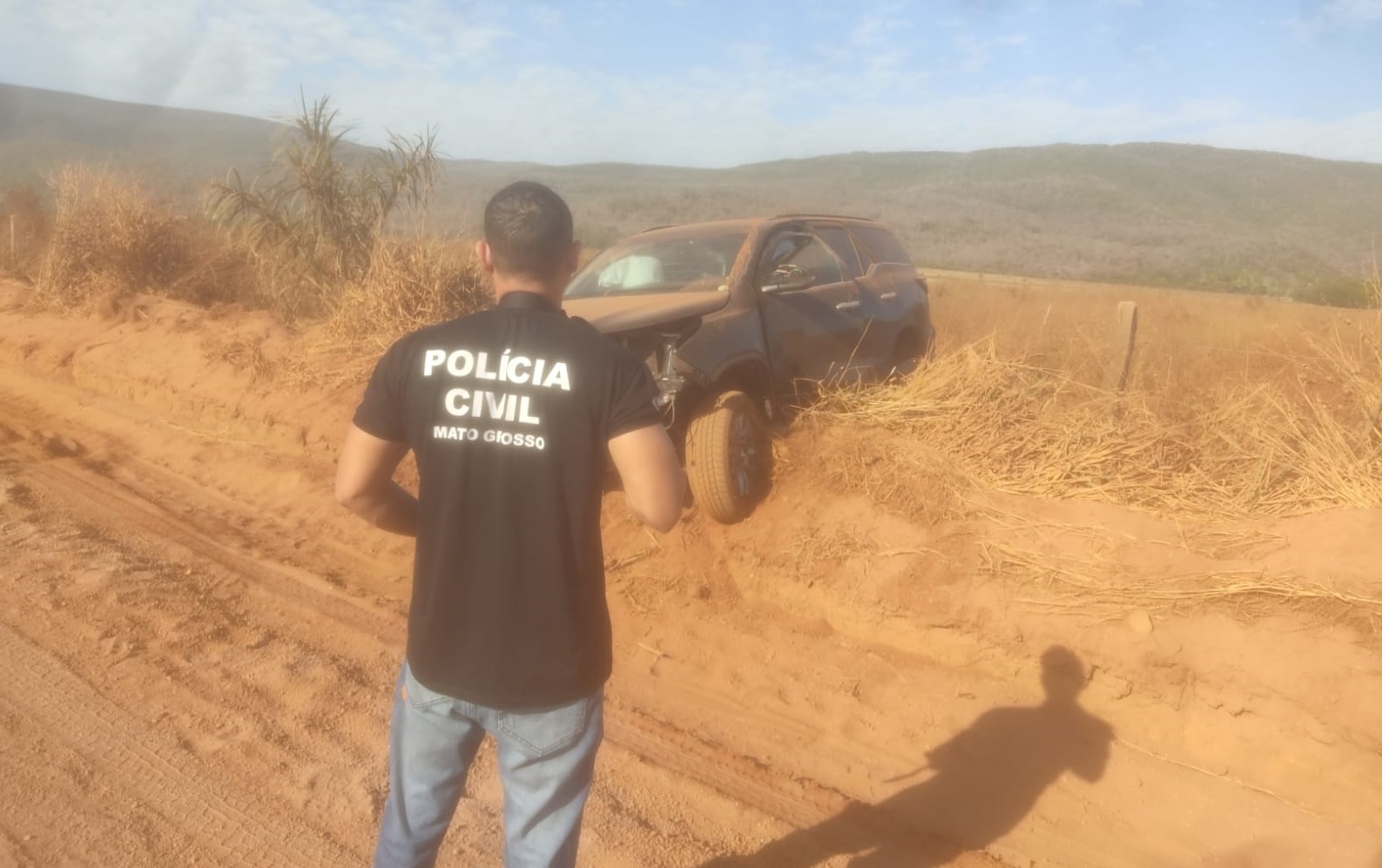 Caminhonete Hilux furtada em Cuiabá é localizada pela Polícia Civil na região de fronteira: menor de 15 anos conduzia o veículo