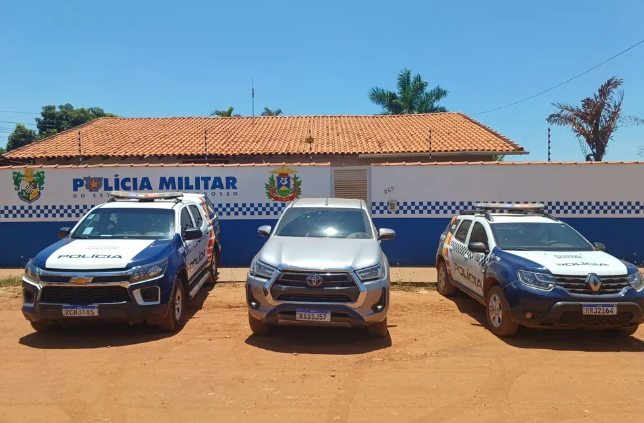 Caminhonetes e caminhão roubados e que seriam levados para a Bolívia são recuperados pela polícia na fronteira em MT