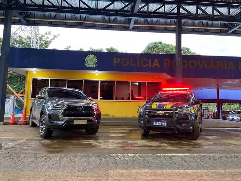 Caminhonete roubada é recuperada pela PRF em Cáceres
