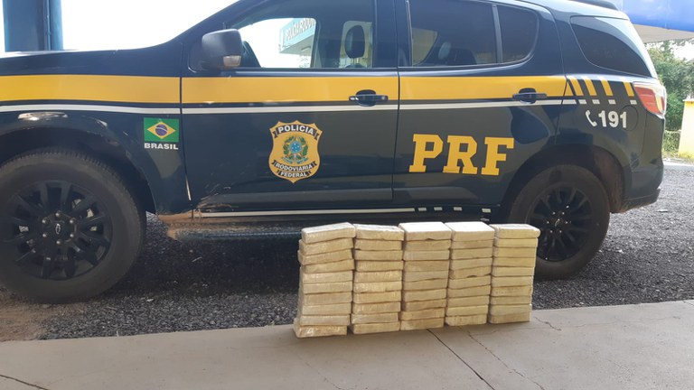 PRF apreende 52 kg de cocaína em caminhão boiadeiro