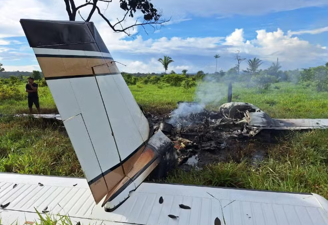 Avião vindo da Bolívia faz pouso forçado e é incendiada após interceptação da FAB