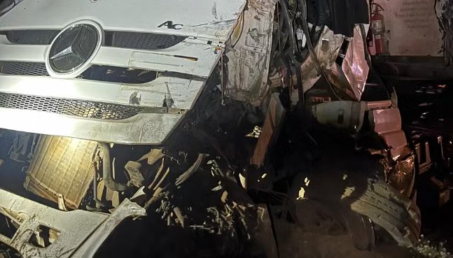 Acidente entre ônibus e carreta deixa 14 feridos na BR-163 em MT