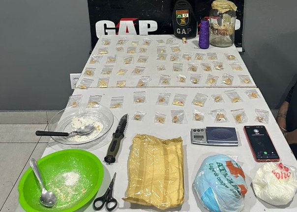  PM prende trio por tráfico de drogas e apreende 60 porções de pasta base