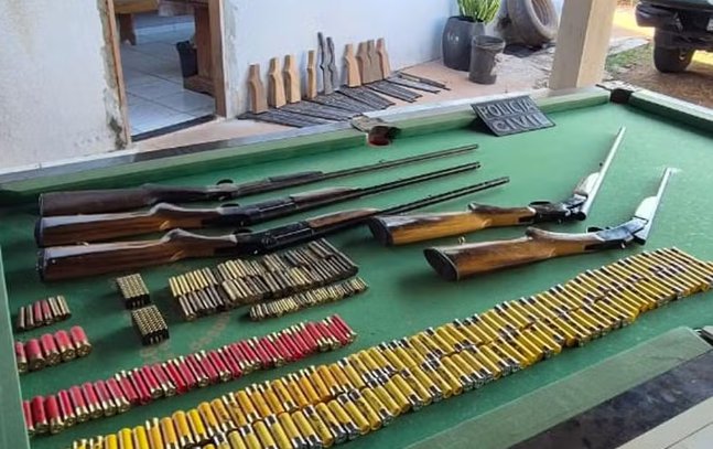 Idoso de 75 anos é preso em fábrica clandestina de armas e munições que abastecia comércio ilegal
