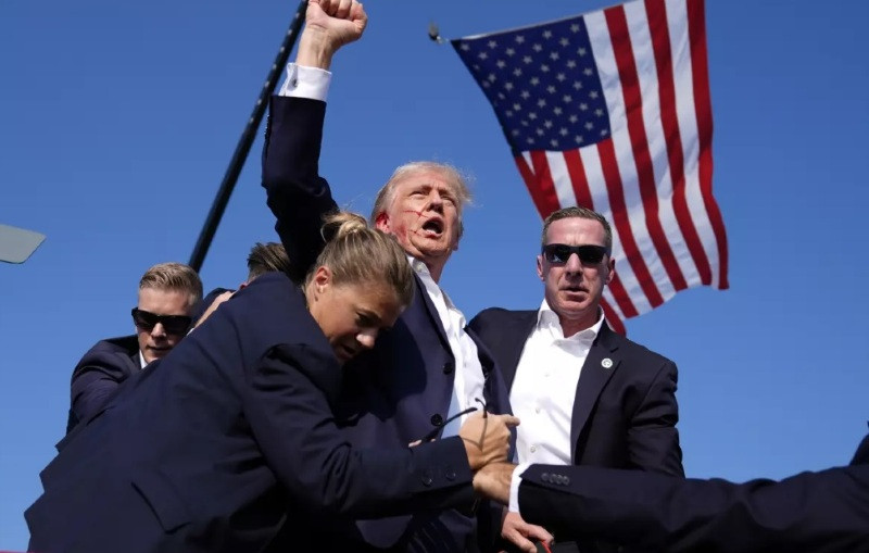 Com sangue no rosto, Trump é retirado às pressas do palco durante comício na Pensilvânia após disparos serem ouvidos