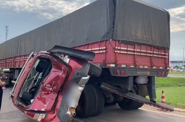 Carro é prensado entre carretas e motorista sobrevive a engavetamento em rodovia de MT