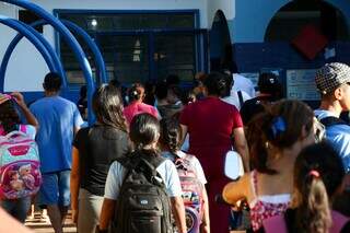 Escolas municipais aguardam resolução local para organizar proibição do celular