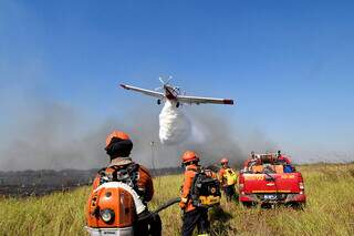 Governo reforça combate aéreo ao fogo construindo pistas no Pantanal