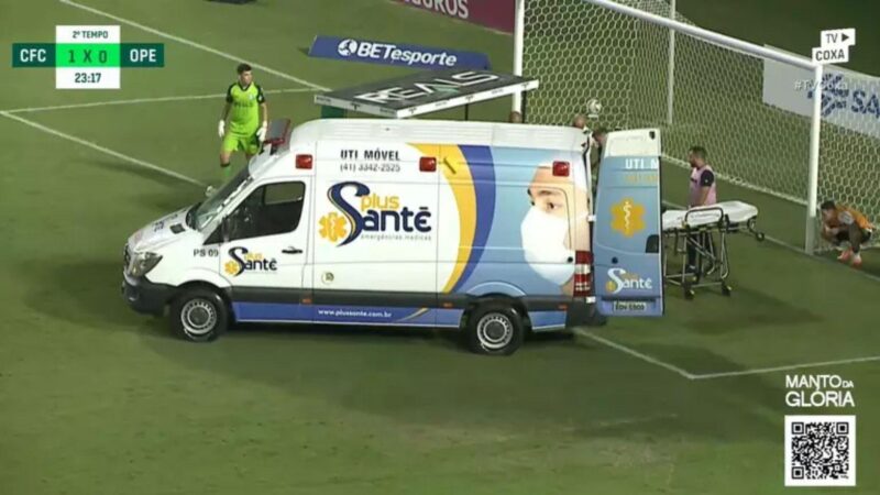 Dois jogadores saem de campo de ambulância no Campeonato Paranaense