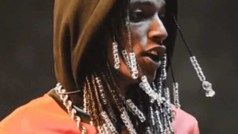 Rapper Oruam é preso em operação no RJ