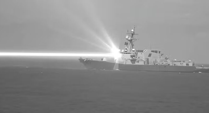 EUA mostram destróier disparando arma de laser destruidora de drones e mísseis