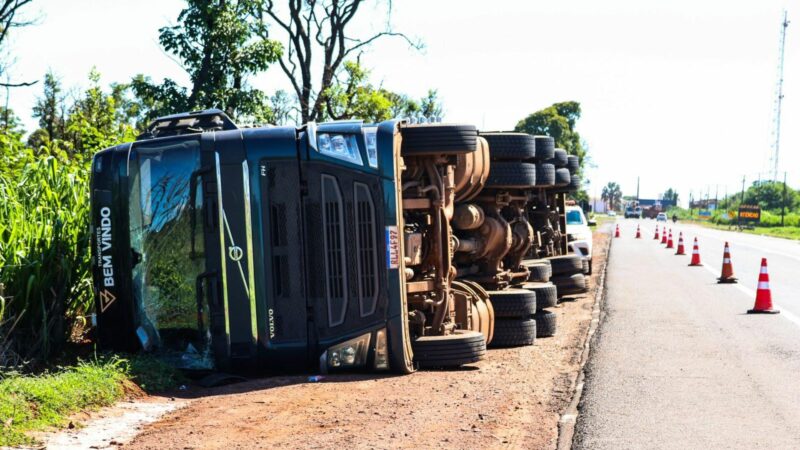 Motorista perde controle ao fazer conversão em posto de combustível e tomba caminhão na BR-163
