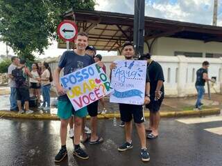 No meio da folia, um grupo trocava oração por água gelada na Esplanada