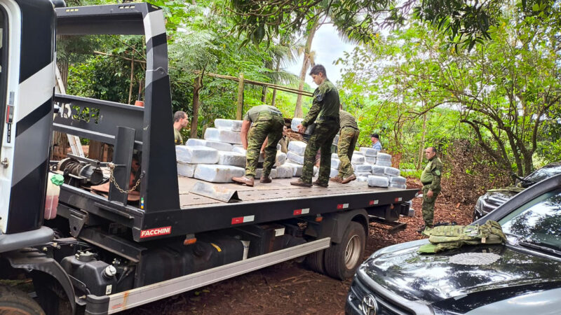 Polícia apreende mais de 2 toneladas de drogas e armamento no Paraná