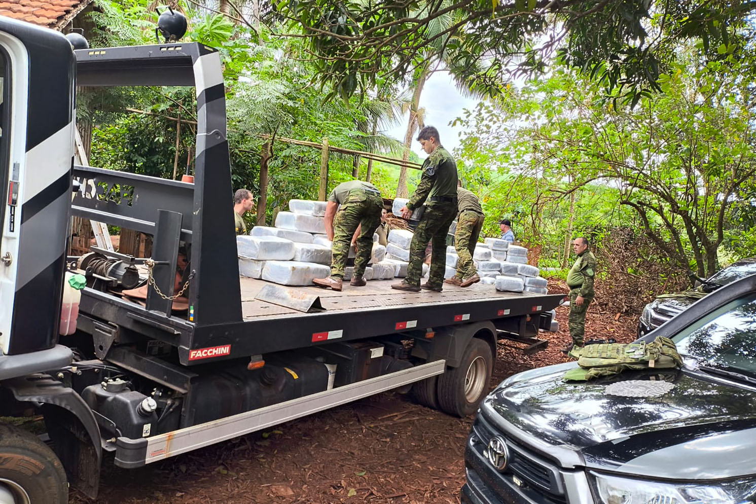 Polícia apreende mais de 2 toneladas de drogas e armamento no Paraná