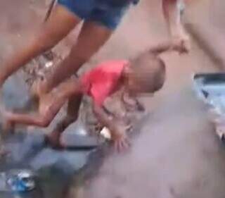 Mãe que amarrava e agredia criança é presa e polícia pede medida protetiva