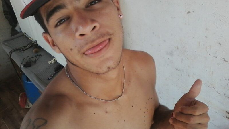 Jovem é morto a tiros e irmã é baleada na perna enquanto caminhavam em bairro de MT