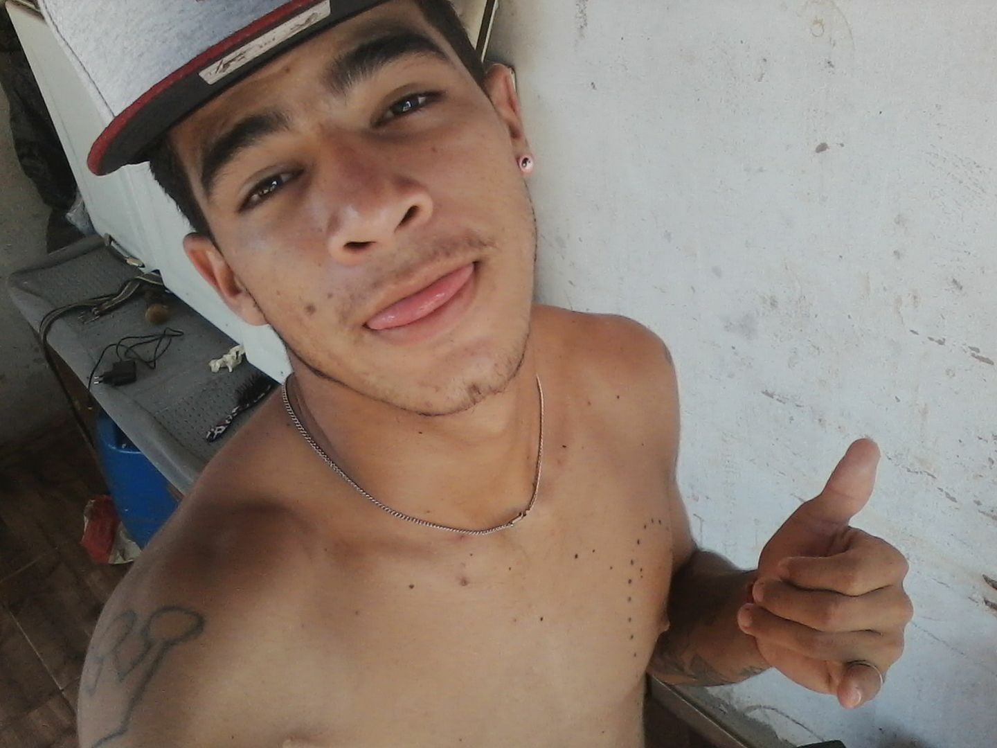 Jovem é morto a tiros e irmã é baleada na perna enquanto caminhavam em bairro de MT