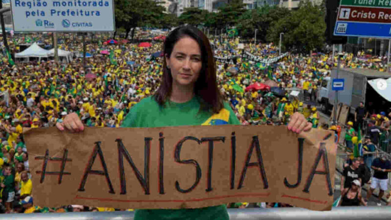 Ao lado de Bolsonaro, vice-prefeita de Dourados participa de ato no Rio de Janeiro