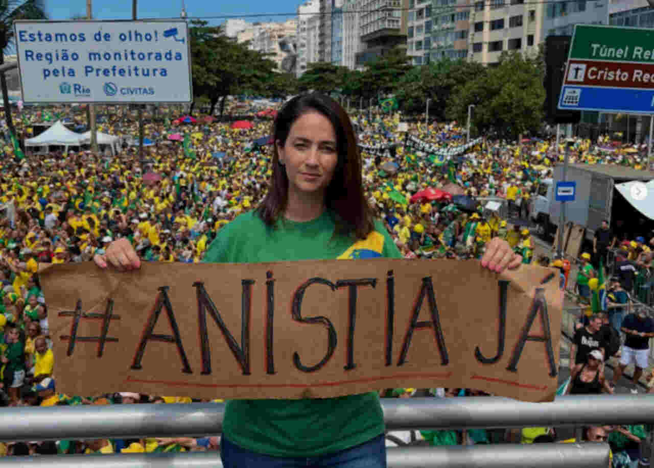 Ao lado de Bolsonaro, vice-prefeita de Dourados participa de ato no Rio de Janeiro