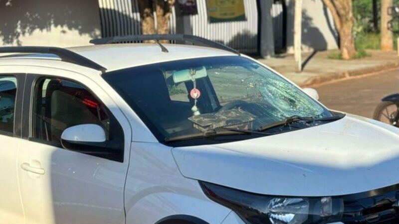 Motociclista é arremessada contra para-brisa de carro em acidente no interior de MS