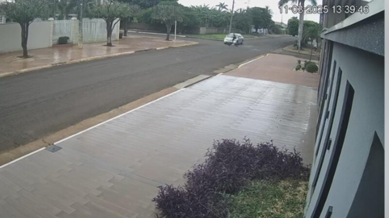 VÍDEO: Criança de patinete é arremessada em acidente com carro em cruzamento em MS