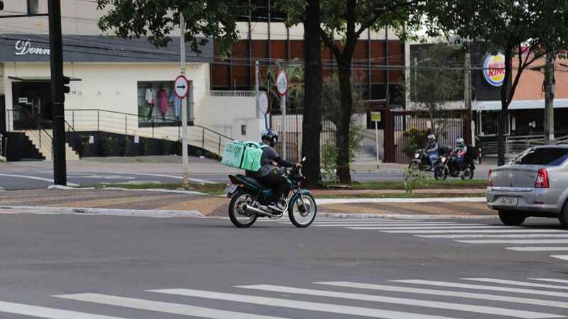 SP: Governo sanciona lei que obriga chip em mochilas de entregadores