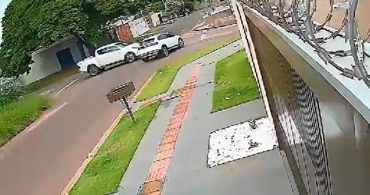 VÍDEO: Condutor bate em muro ao desviar de caminhonete que avançou preferencial