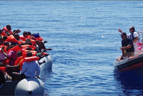 Seis imigrantes morrem e 40 estão desaparecidos em naufrágio na ilha italiana de Lampedusa