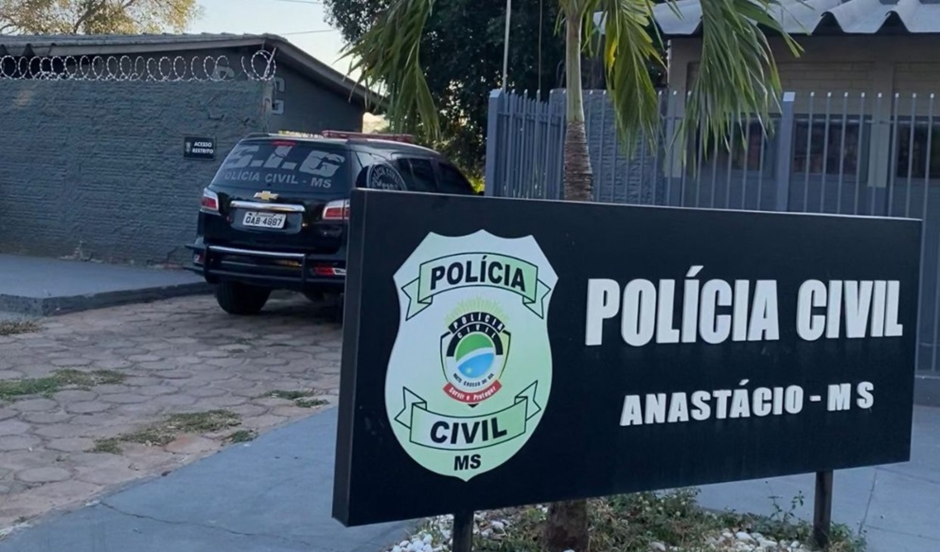 Mulher é presa por tentativa de homicídio contra o próprio filho, de 3 anos
