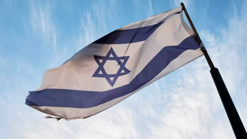 Novo ataque de Israel na Faixa de Gaza mata ao menos 235 pessoas e ameaça cessar-fogo