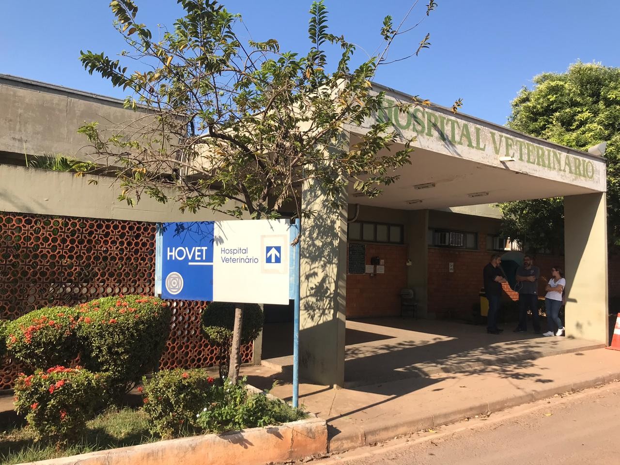 Funcionários do Hospital Veterinário da UFMT paralisam atividades por falta de pagamento