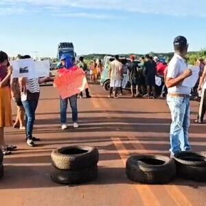Manifestantes ocupam BR-163 pedindo por segurança e melhorias