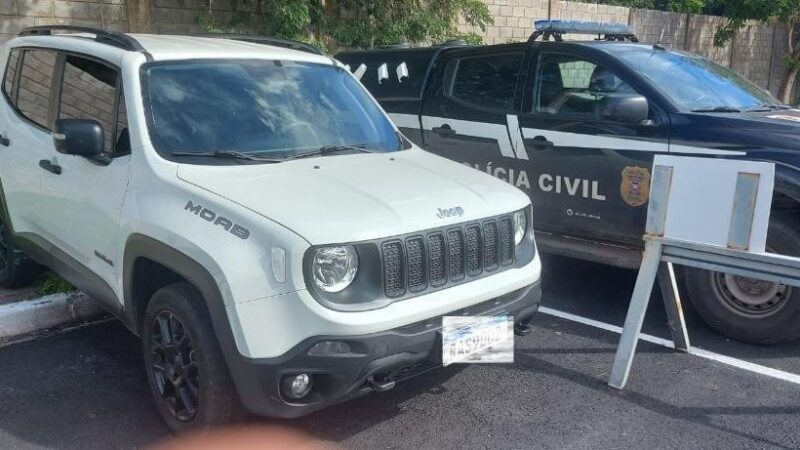 Polícia Civil prende advogado e suposto cliente que tentavam tirar Jeep Renegade de delegacia com documento falso