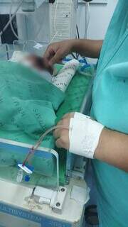 Angustiados, pais fazem reclamação por estarem sem contato com bebê em hospital