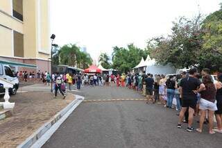 Após 1h30 do início, campanha é encerrada, mas ainda tem fila para vacinação