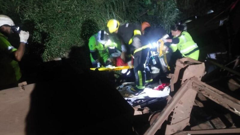 Bombeiros resgatam motorista preso às ferragens após acidente na BR-163